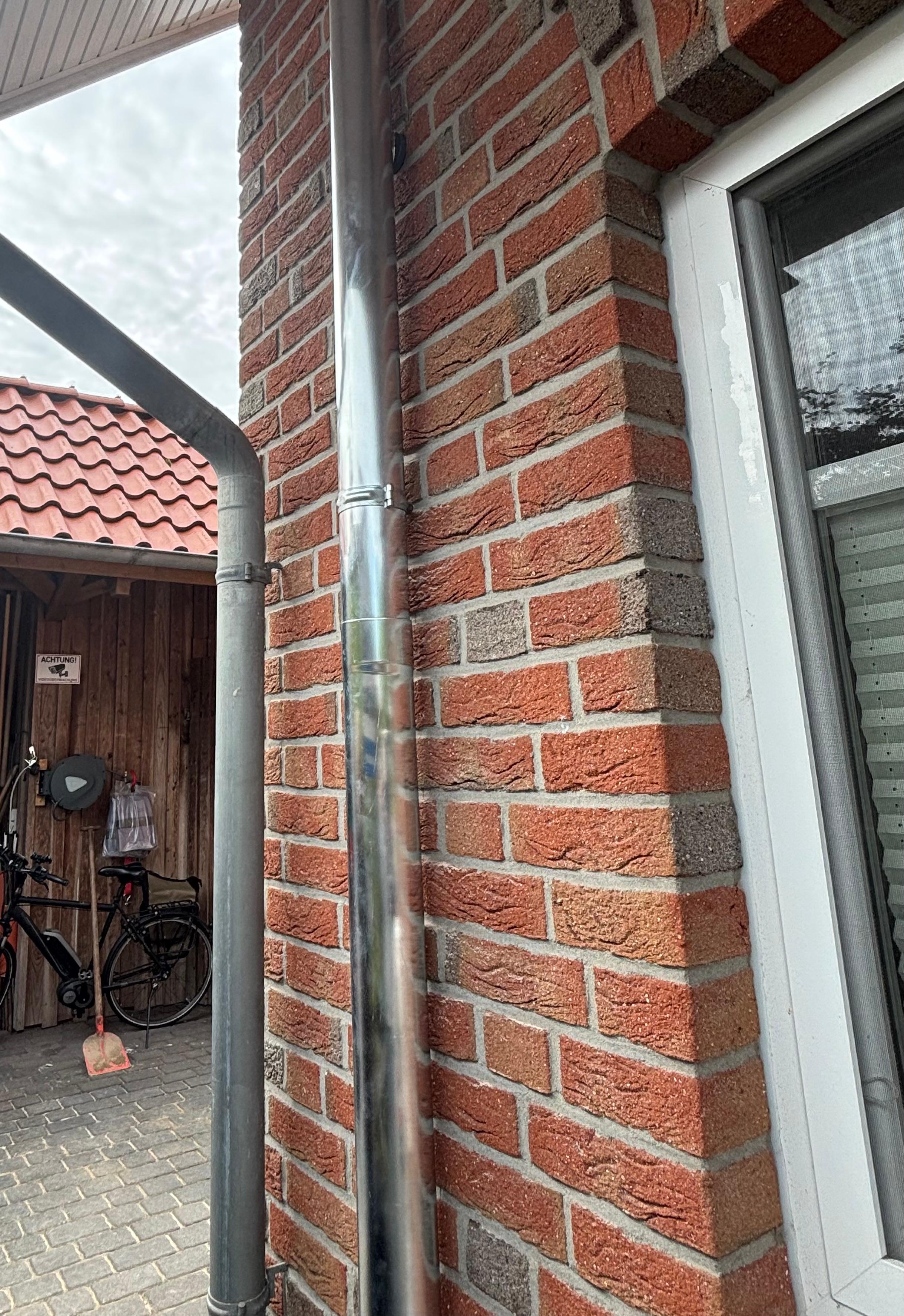 Saubere Steigleitung einer Vaillant aroTHERM Split-Wärmepumpe an Klinkerfassade